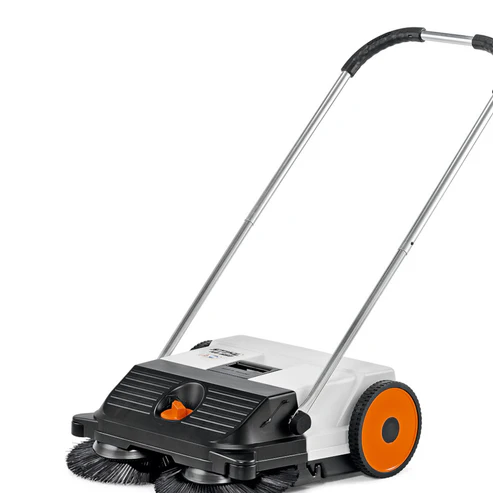 STIHL mechanischer kehrbesen kg550 beim Kehren von Gehwegen und Hofflächen im Garten.