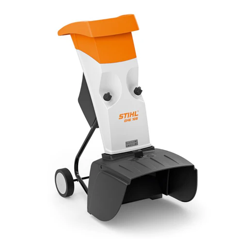 STIHL elektro gartenhäcksler ghe 105 beim Zerkleinern von Ästen und Zweigen im Garten.