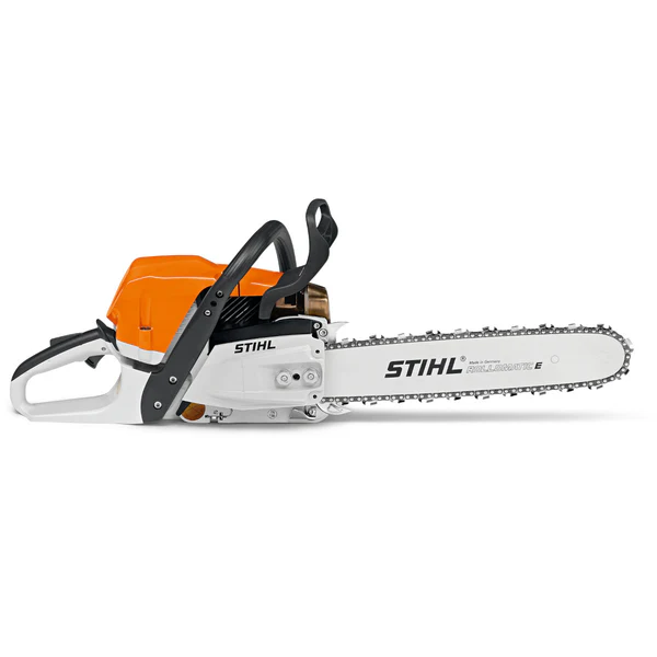 Benzin-kettensäge STIHL MS 362C-M beim Schneiden von Ästen und Brennholz im Garten.