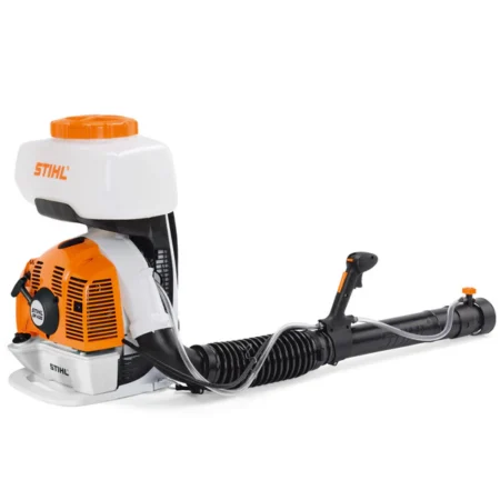 Stihl SR 430 Thermo-Sprayer auf Obstgartenfläche – leistungsstarkes und robustes Sprühgerät für Pflanzenschutz