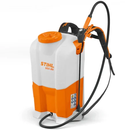 Stihl SGA 85 Akku-Rucksack-Sprühgerät auf Obstgartenfläche – kabelloses, leistungsstarkes Sprühgerät für Pflanzenpflege