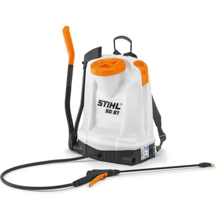 STIHL SG 51 Rucksack-Sprühgerät 12L auf Gartenfläche – leistungsstarkes und robustes Sprühgerät für Pflanzenpflege