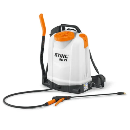 Stihl SG 71 Handsprüher 18L auf Gartenfläche – robustes und leistungsstarkes Sprühgerät für Pflanzenpflege