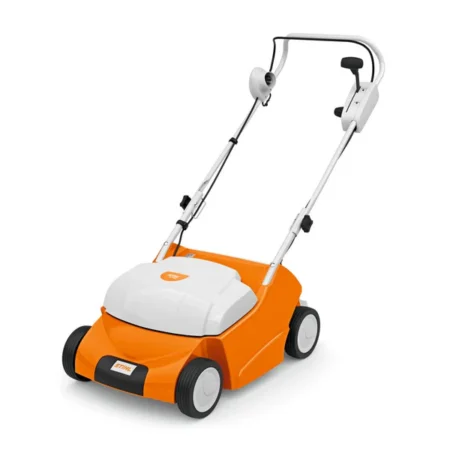 Elektrischer Vertikutierer STIHL RLE 540 2000 W, leistungsstark, ideal für die Entfernung von Moos und Rasenfilz, Gartengerät in Aktion auf Rasenfläche