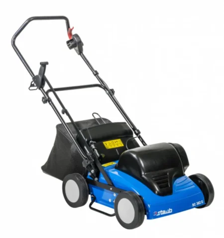 Elektrischer Vertikutierer STAUB SC 382 E auf gepflegtem Rasen, entfernt Moos und Rasenfilz effektiv