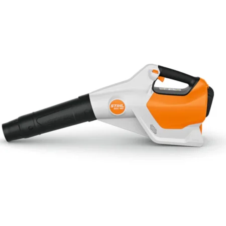 Akku-Laubbläser AP System STIHL BGA 160 Pack im Einsatz im Garten, leistungsstark und kabellos für professionelle Gartenpflege