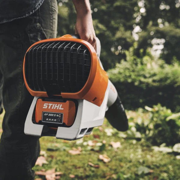 Handlicher Benzin-Laubbläser STIHL SH 56 – kraftvoll – Bild 2