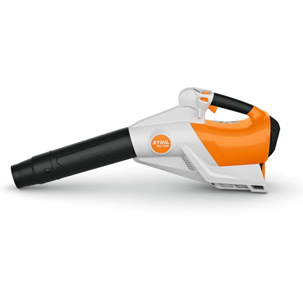 Akku-Laubbläser AP System STIHL BGA 250 Pack im Einsatz im Garten, extrem leistungsstark und kabellos für professionelle Gartenpflege