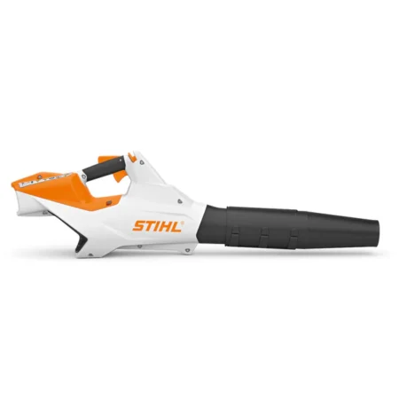 Akku-Laubbläser AP System STIHL BGA 86 Pack im Einsatz im Garten, kraftvoll und kabellos für effiziente Gartenpflege