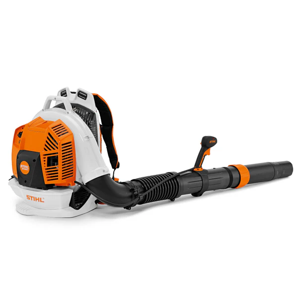 Rucksack-Laubbläser STIHL BR 800 C-E im Einsatz, extrem leistungsstark für große Flächen und professionelle Gartenpflege