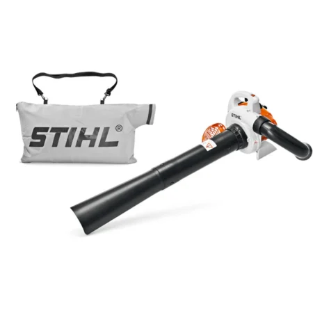 Handlicher Laubbläser STIHL SH 56 im Einsatz im Garten, kraftvoller Benzinmotor für effiziente Laubentfernung