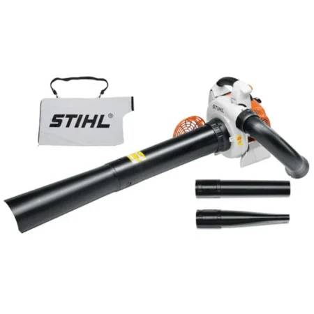 Handlicher Laubbläser und Sauger STIHL SH 86 C-E im Einsatz im Garten, leistungsstarker Benzinmotor für effiziente Laub- und Mulcharbeiten