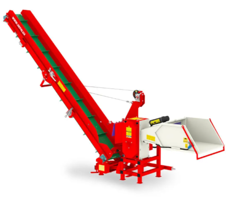 Holzhäcksler AM-120TR-K PRO am Traktor mit Förderband in Betrieb