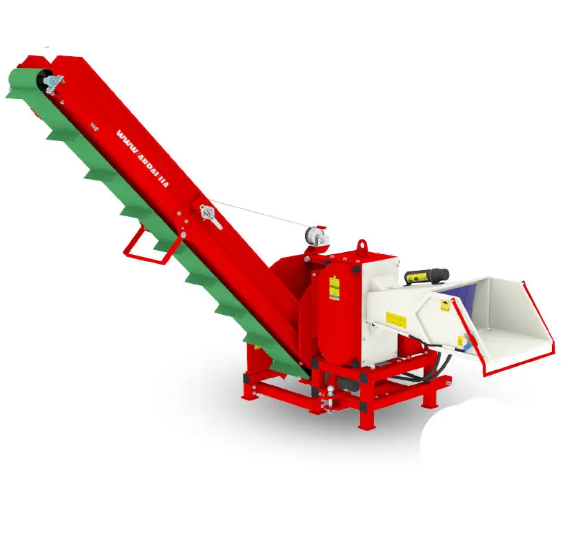 Holzhäcksler AM-160TR-K am Traktor mit Förderband in Betrieb