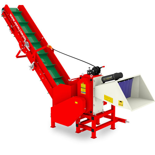 Holzbrecher AM-120TR-K Traktor 120 mm 24 PS – Hochleistungs-Holzzerkleinerer für landwirtschaftliche und forstwirtschaftliche Anwendungen.