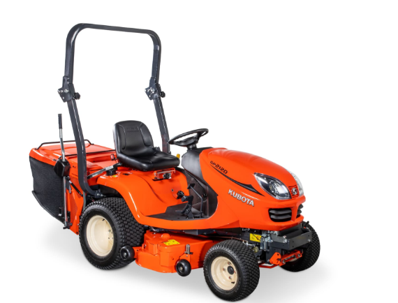 Kubota GR2120 Aufsitzmäher mit großem Fangkorb auf einer gepflegten Rasenfläche während der professionellen Grünpflege.
