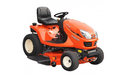 Kubota GR2120S Aufsitzmäher bei der Pflege großer Grünflächen mit leistungsstarkem Dieselmotor und präzisem Mähwerk.