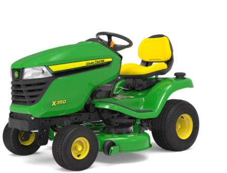John Deere X350 Rasentraktor mit breitem Mähdeck für die präzise Pflege großer Rasenflächen.
