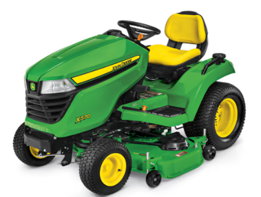 John Deere X570 Rasentraktor beim Mähen einer großen gepflegten Grünfläche mit präzisem Schnittbild