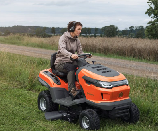 Husqvarna TS 217T Rasentraktor für komfortables Mähen – Bild 3
