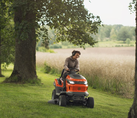 Husqvarna TS 217T Rasentraktor für komfortables Mähen – Bild 4