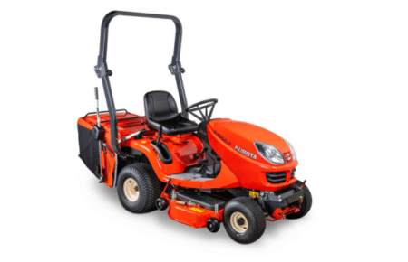 Kubota GR1600 Rasentraktor bei der Arbeit auf einer großen Grünfläche für präzise und effiziente Rasenpflege.