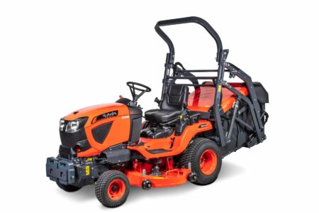 Kubota G261HD Aufsitzmäher bei der professionellen Rasenpflege auf einer großen Grünfläche.