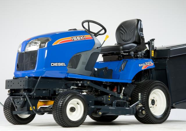 Iseki SXG323 Rasentraktor mit großem Grasfangbehälter für professionelle Rasenpflege auf weitläufigen Grünflächen.